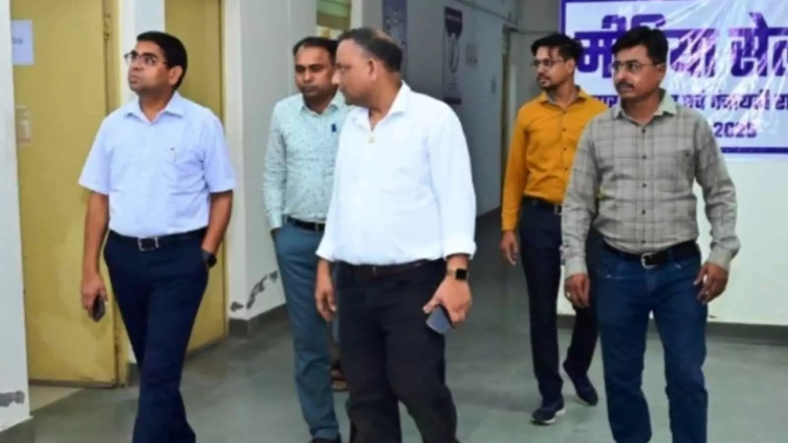 तस्वीर में जिला निर्वाचन अधिकारी बालमुकुंद असावा और अधिकारी मीडिया सेंटर का निरीक्षण कर रहे हैं। तस्वीर में जिला निर्वाचन अधिकारी बालमुकुंद असावा और अधिकारी मीडिया सेंटर का निरीक्षण कर रहे हैं।
