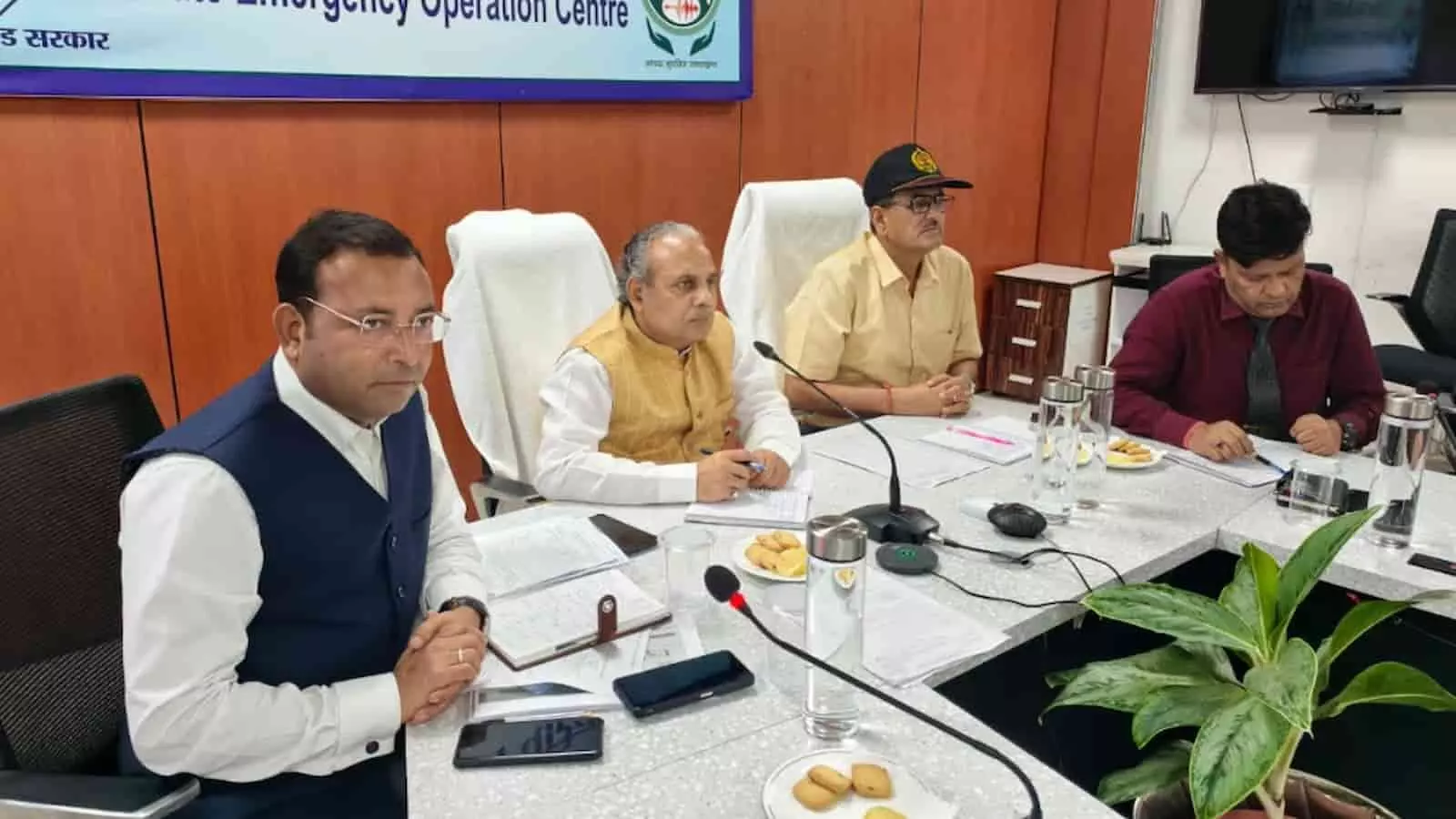 तस्वीर में उत्तराखंड राज्य आपदा संचालन केंद्र में बैठक करते अधिकारी नजर आ रहे हैं। तस्वीर में उत्तराखंड राज्य आपदा संचालन केंद्र में बैठक करते अधिकारी नजर आ रहे हैं।