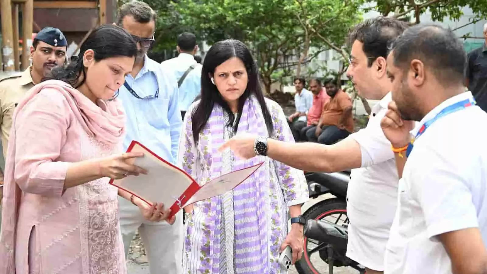 तस्वीर में कमिश्नर अश्विनी भिड़े अधिकारियों के साथ दस्तावेज देखते हुए नजर आ रही हैं। तस्वीर में कमिश्नर अश्विनी भिड़े अधिकारियों के साथ दस्तावेज देखते हुए नजर आ रही हैं।