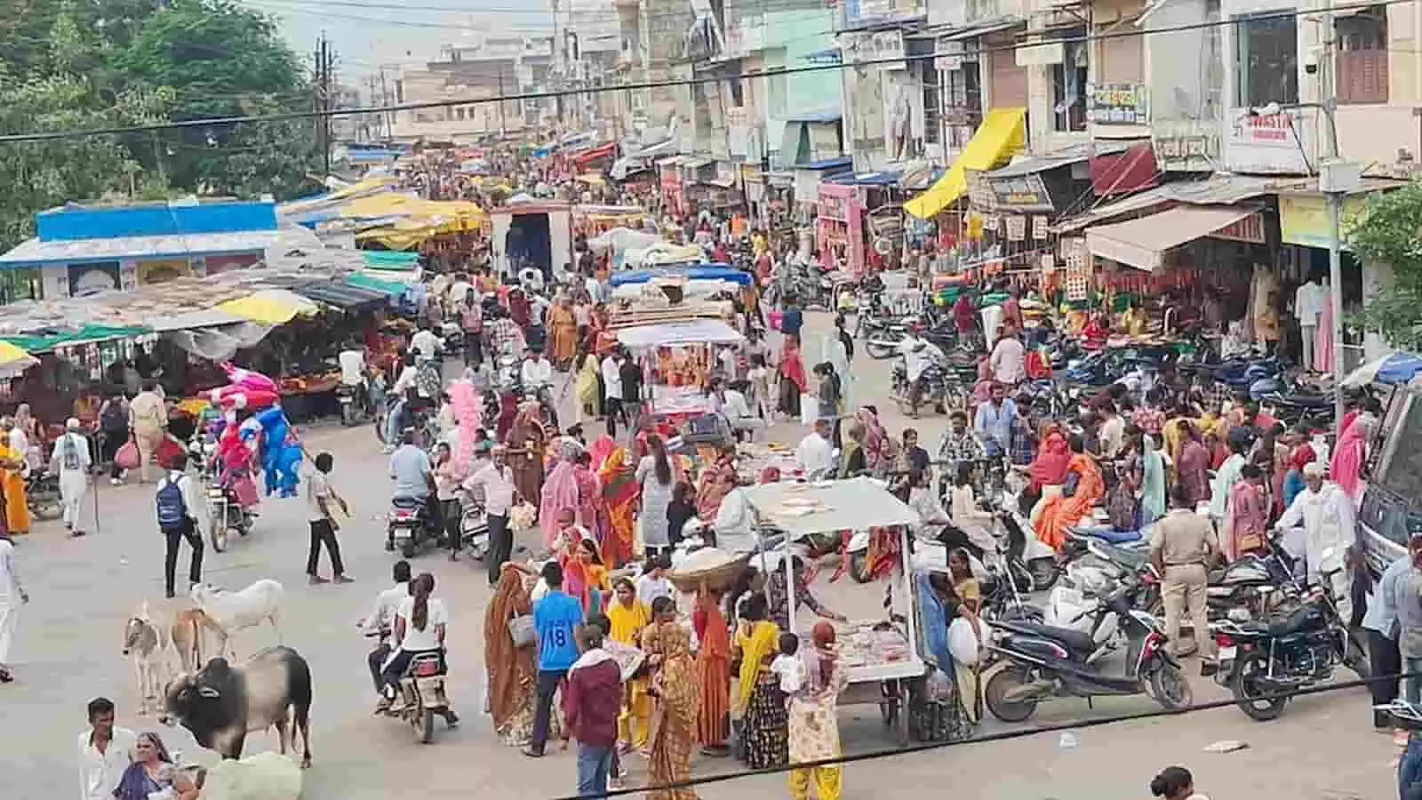 चित्तौड़गढ़ के व्यस्त बाजार में खरीदारी के लिए उमड़ी लोगों की भीड़ दिखाई दे रही है। चित्तौड़गढ़ के व्यस्त बाजार में खरीदारी के लिए उमड़ी लोगों की भीड़ दिखाई दे रही है।