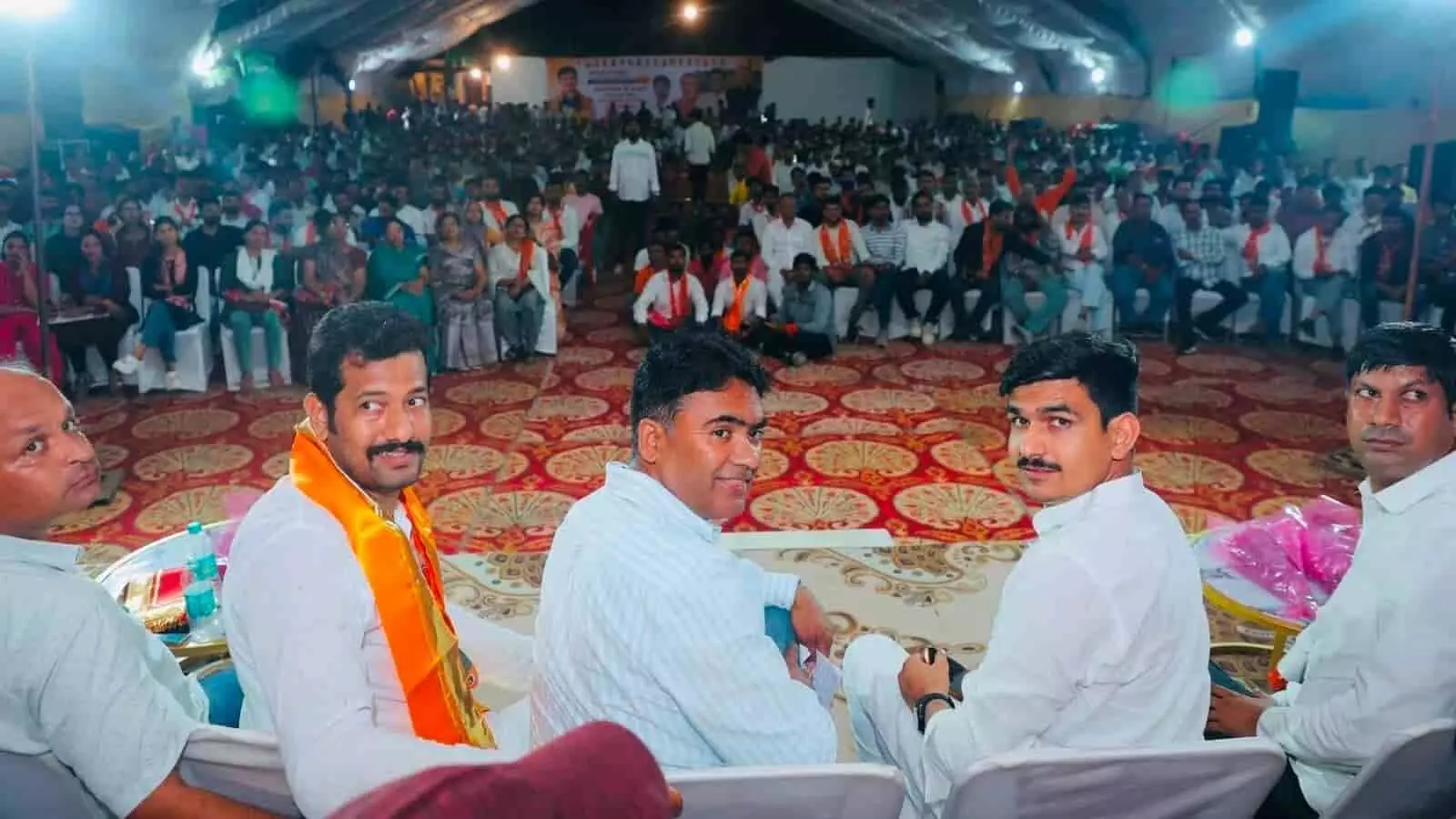 चित्तौड़गढ़ में आयोजित युवा संवाद कार्यक्रम में उपस्थित लोग और मंचासीन अतिथि। चित्तौड़गढ़ में आयोजित युवा संवाद कार्यक्रम में उपस्थित लोग और मंचासीन अतिथि।