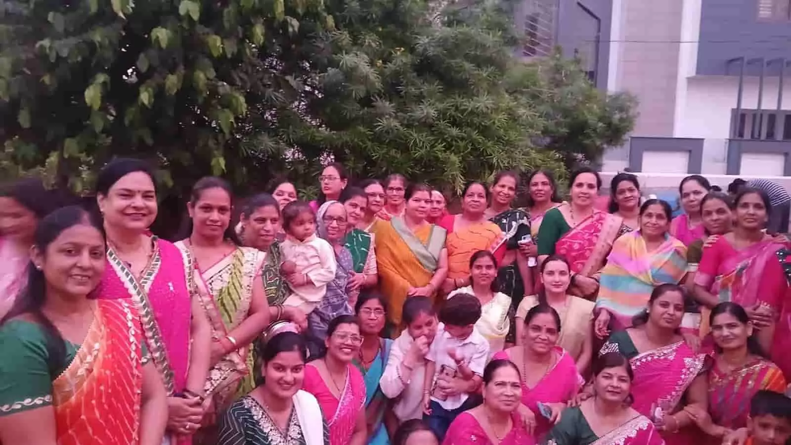 तस्वीर में आनंद विहार मंदिर परिसर में सावन लहरिया उत्सव के दौरान पारंपरिक परिधानों में महिलाएं दिखाई दे रही हैं। तस्वीर में आनंद विहार मंदिर परिसर में सावन लहरिया उत्सव के दौरान पारंपरिक परिधानों में महिलाएं दिखाई दे रही हैं।