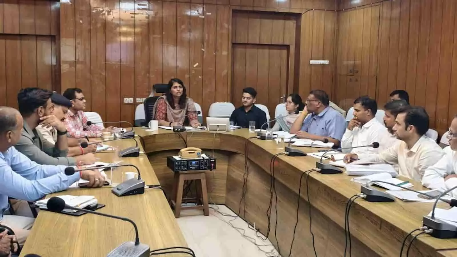 जिला कलक्टर डॉ. मंजू अधिकारियों के साथ सड़क सुरक्षा समीक्षा बैठक में बैठे हुए। जिला कलक्टर डॉ. मंजू अधिकारियों के साथ सड़क सुरक्षा समीक्षा बैठक में बैठे हुए।