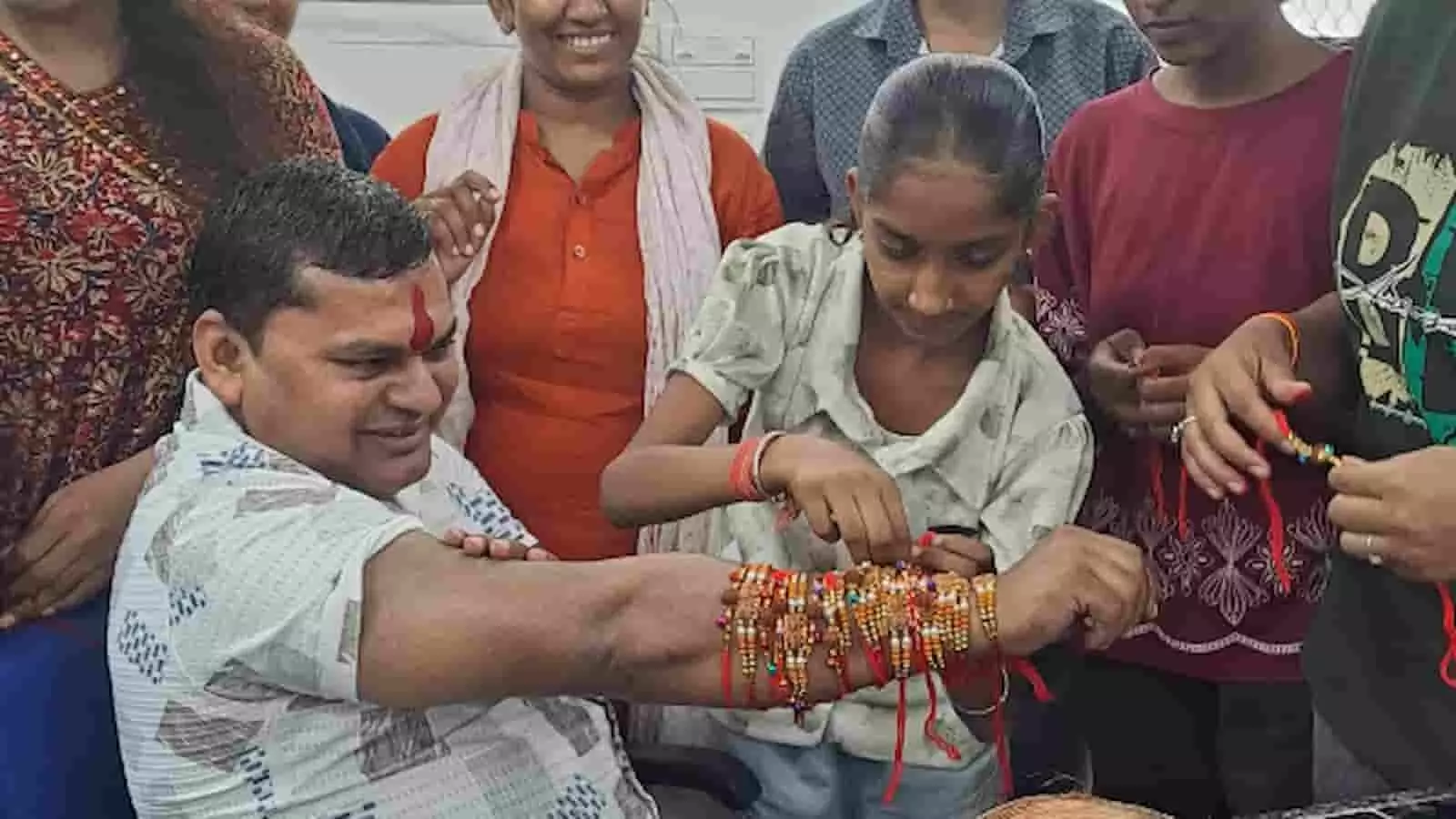 तस्वीर में महिलाएं बड़ीसादड़ी में पुलिसकर्मी को रक्षा सूत्र बांधती हुई नजर आ रही हैं। तस्वीर में महिलाएं बड़ीसादड़ी में पुलिसकर्मी को रक्षा सूत्र बांधती हुई नजर आ रही हैं।