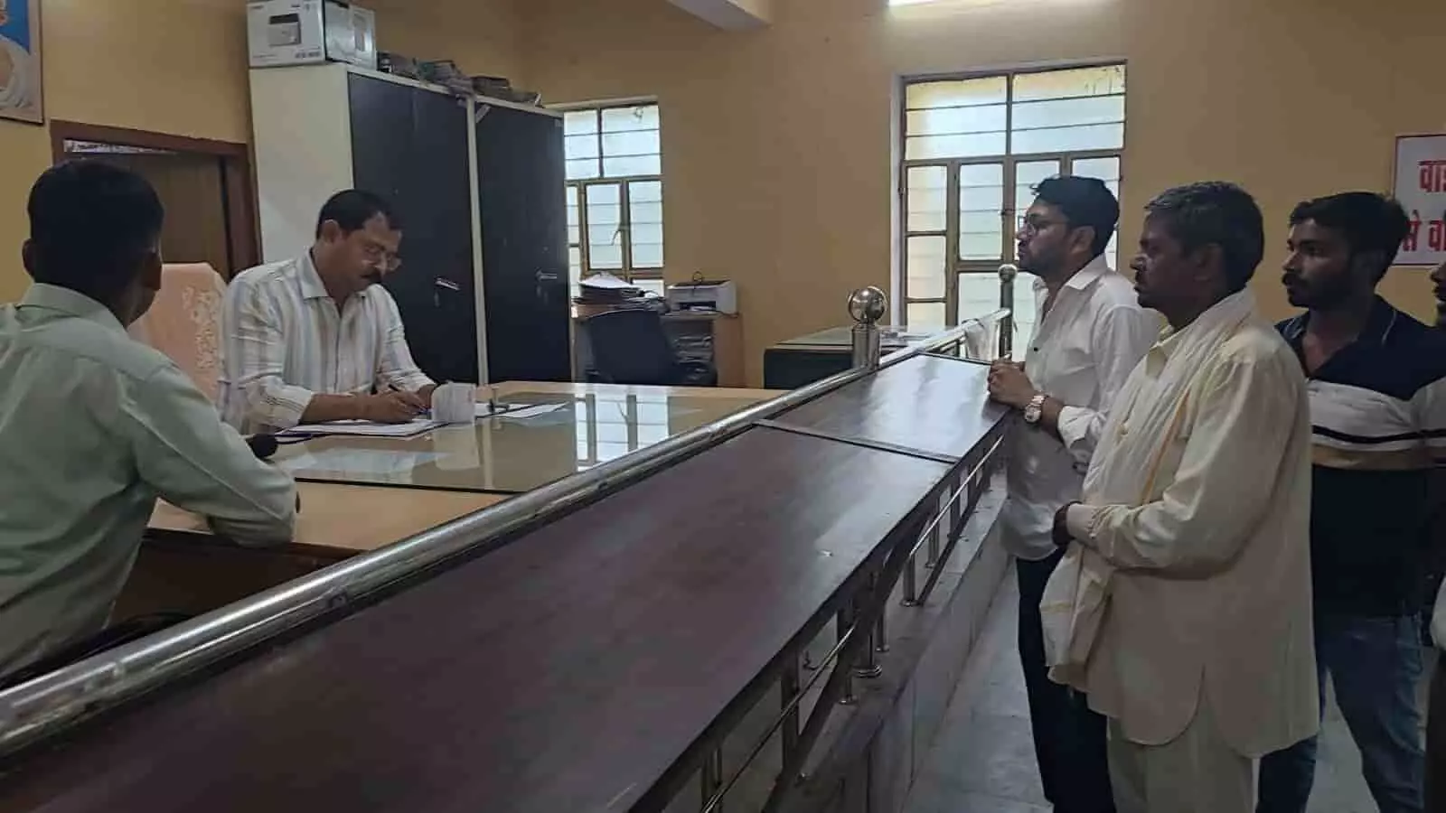 तस्वीर में उपखंड कार्यालय के भीतर अधिकारी और काउंटर पर खड़े लोग नजर आ रहे हैं। तस्वीर में उपखंड कार्यालय के भीतर अधिकारी और काउंटर पर खड़े लोग नजर आ रहे हैं।