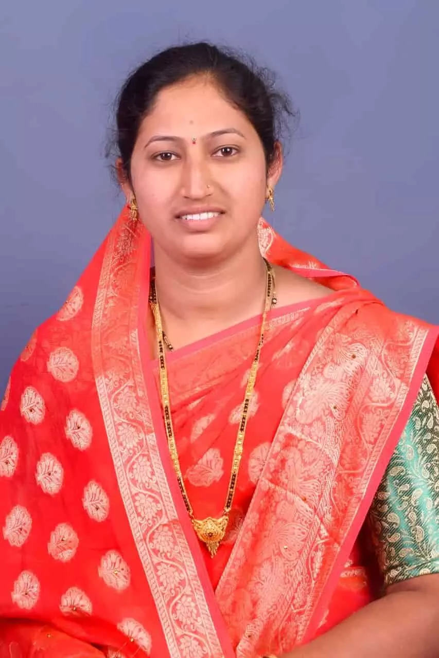 लाल साड़ी पहने बामणी ग्राम पंचायत की नूतन उपसरपंच सौ. सुप्रिया रणजीत बाबर। लाल साड़ी पहने बामणी ग्राम पंचायत की नूतन उपसरपंच सौ. सुप्रिया रणजीत बाबर।