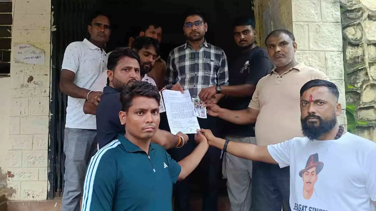 नरहरपुर गांव के ग्रामीण प्रशासनिक कार्यालय के बाहर हाथ में ज्ञापन पकड़े हुए खड़े हैं. नरहरपुर गांव के ग्रामीण प्रशासनिक कार्यालय के बाहर हाथ में ज्ञापन पकड़े हुए खड़े हैं.