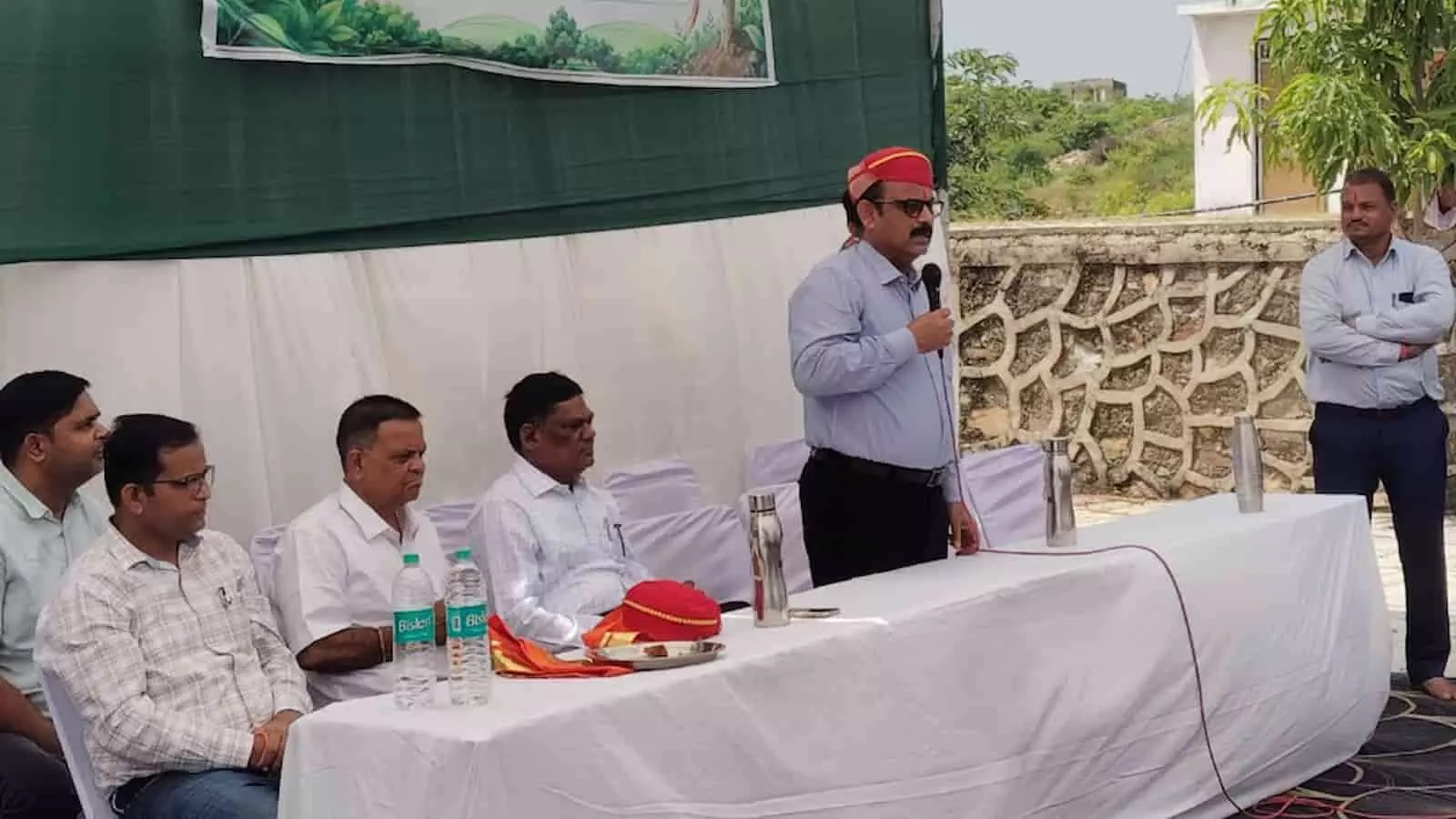 तस्वीर में एक अधिकारी राजसमंद के कार्यक्रम के मंच पर माइक से संबोधित करते हुए नजर आ रहे हैं। तस्वीर में एक अधिकारी राजसमंद के कार्यक्रम के मंच पर माइक से संबोधित करते हुए नजर आ रहे हैं।
