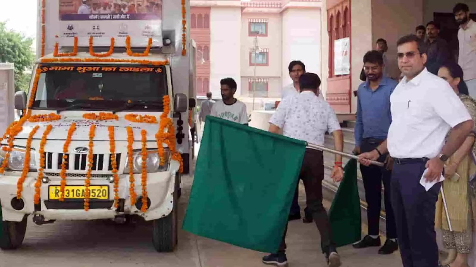तस्वीर में अधिकारी जयपुर में मतदाता जागरूकता एलईडी रथ को हरी झंडी दिखाते दिख रहे हैं। तस्वीर में अधिकारी जयपुर में मतदाता जागरूकता एलईडी रथ को हरी झंडी दिखाते दिख रहे हैं।