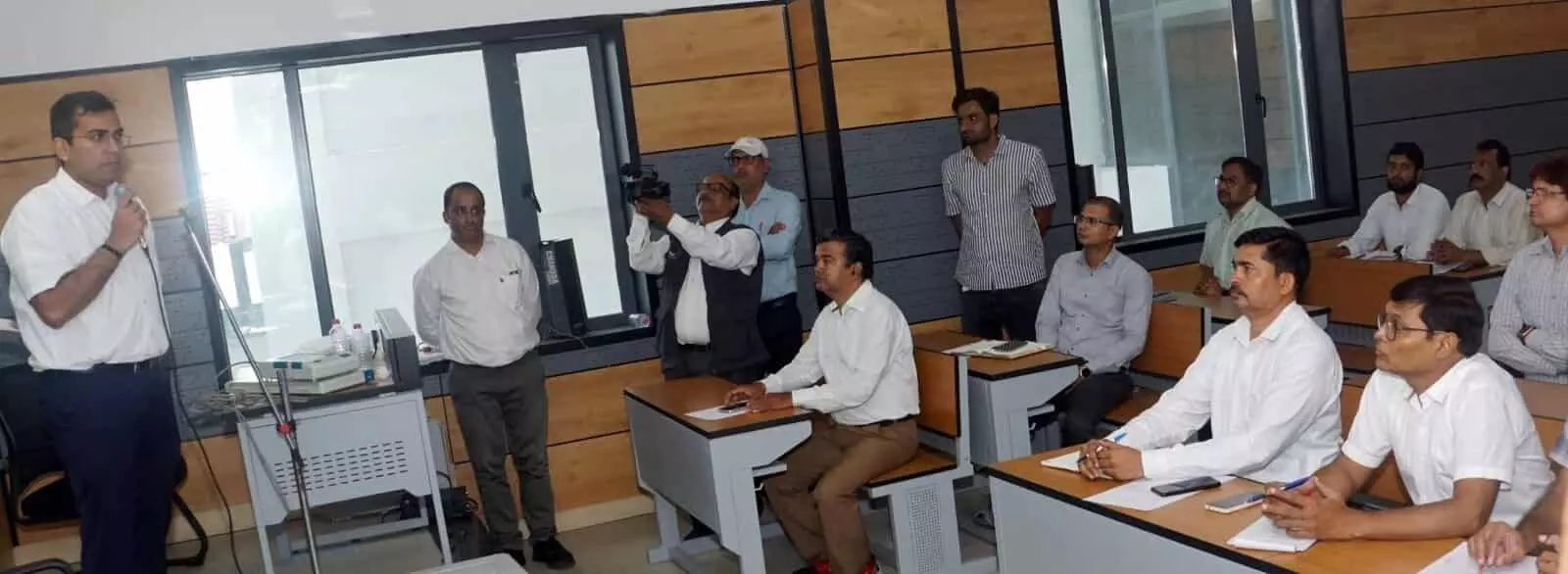 तस्वीर में जिला निर्वाचन अधिकारी जयपुर में मतदान दलों को प्रशिक्षण देते हुए नजर आ रहे हैं। तस्वीर में जिला निर्वाचन अधिकारी जयपुर में मतदान दलों को प्रशिक्षण देते हुए नजर आ रहे हैं।