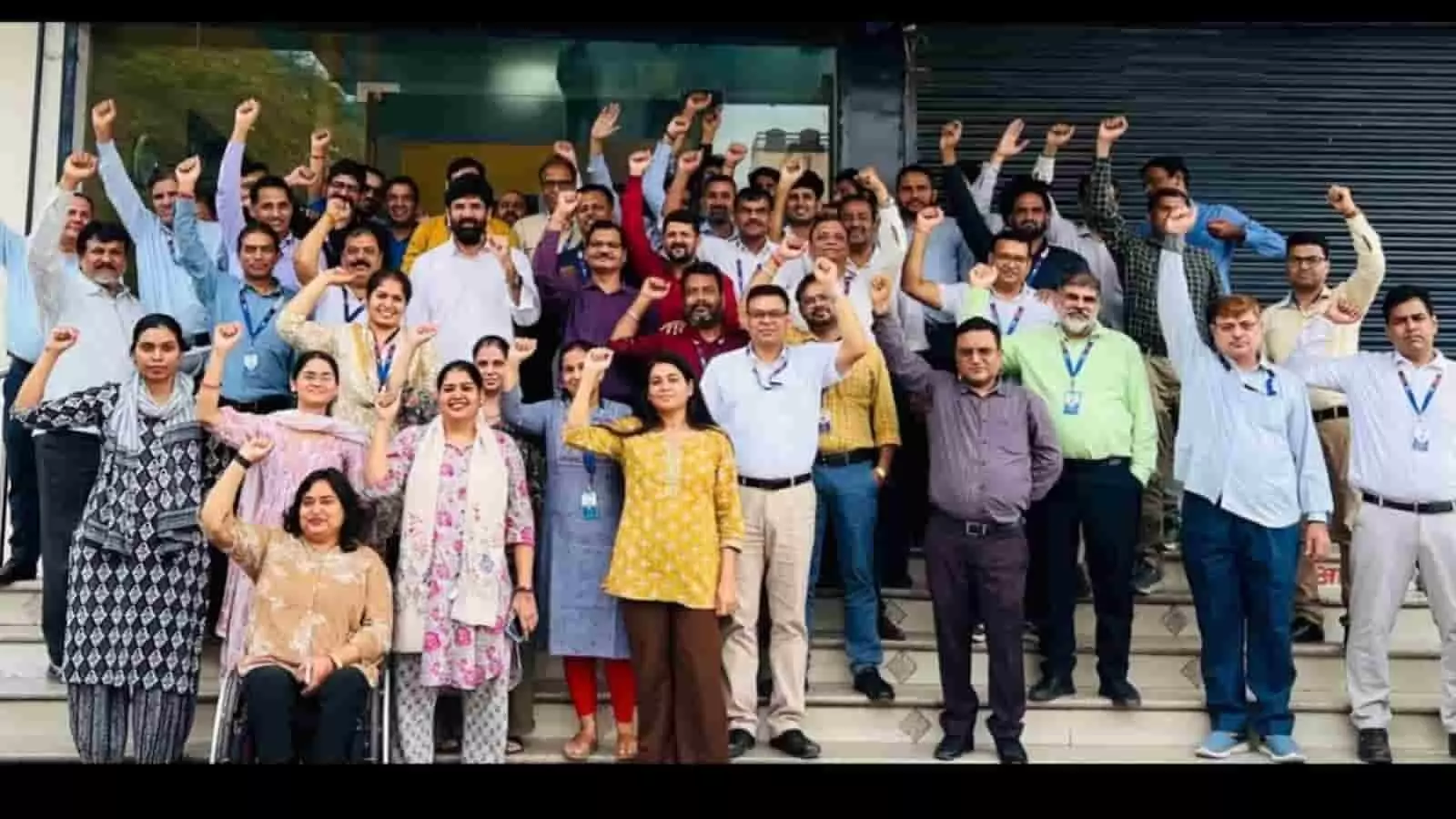 जयपुर में बैंक शाखा के बाहर प्रदर्शन करते हुए बैंक कर्मचारी और अधिकारी नजर आ रहे हैं। जयपुर में बैंक शाखा के बाहर प्रदर्शन करते हुए बैंक कर्मचारी और अधिकारी नजर आ रहे हैं।