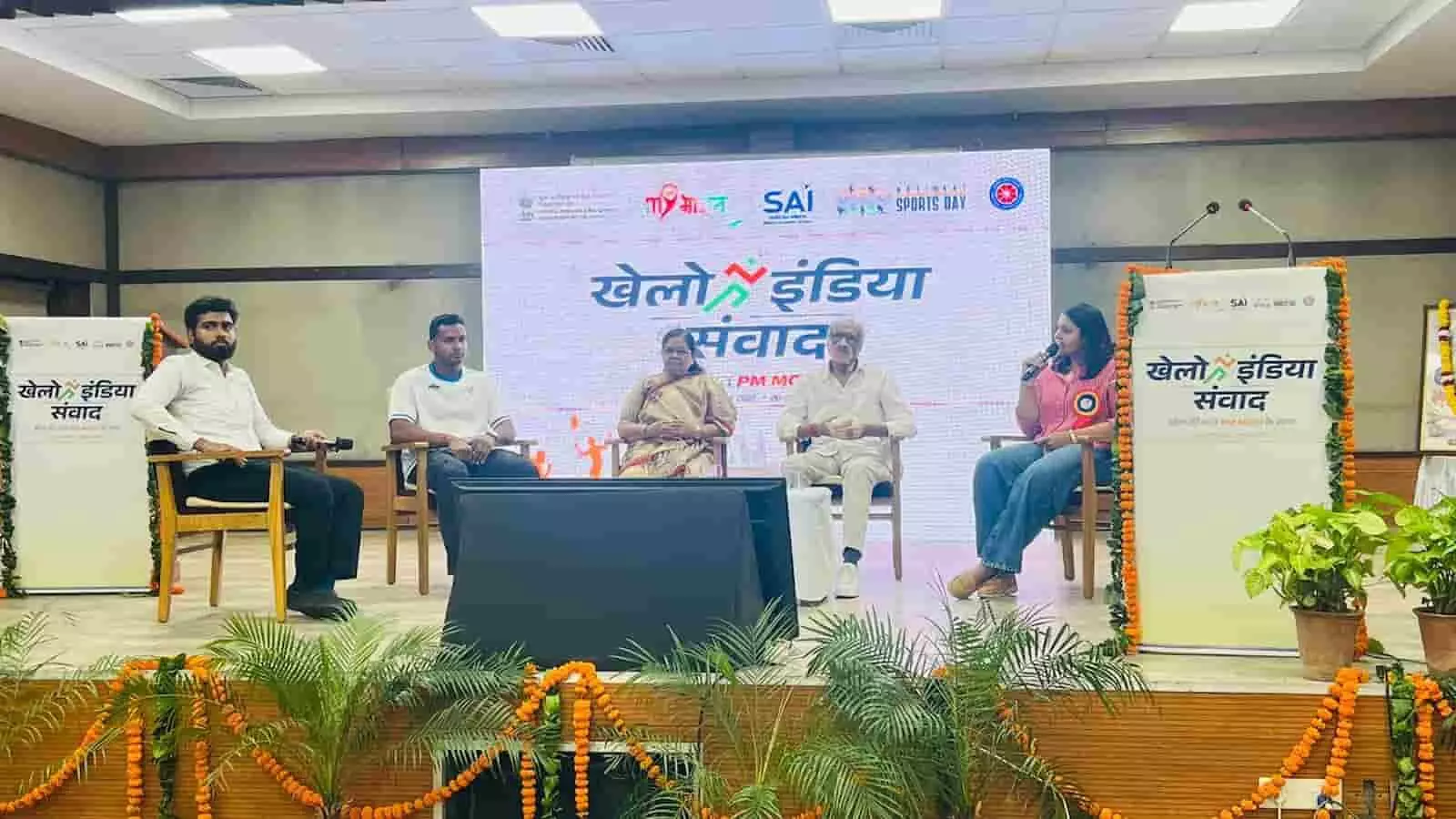 तस्वीर में जयपुर के सुबोध कॉलेज में खेलो इंडिया संवाद मंच पर बैठे अतिथि और वक्ता। तस्वीर में जयपुर के सुबोध कॉलेज में खेलो इंडिया संवाद मंच पर बैठे अतिथि और वक्ता।