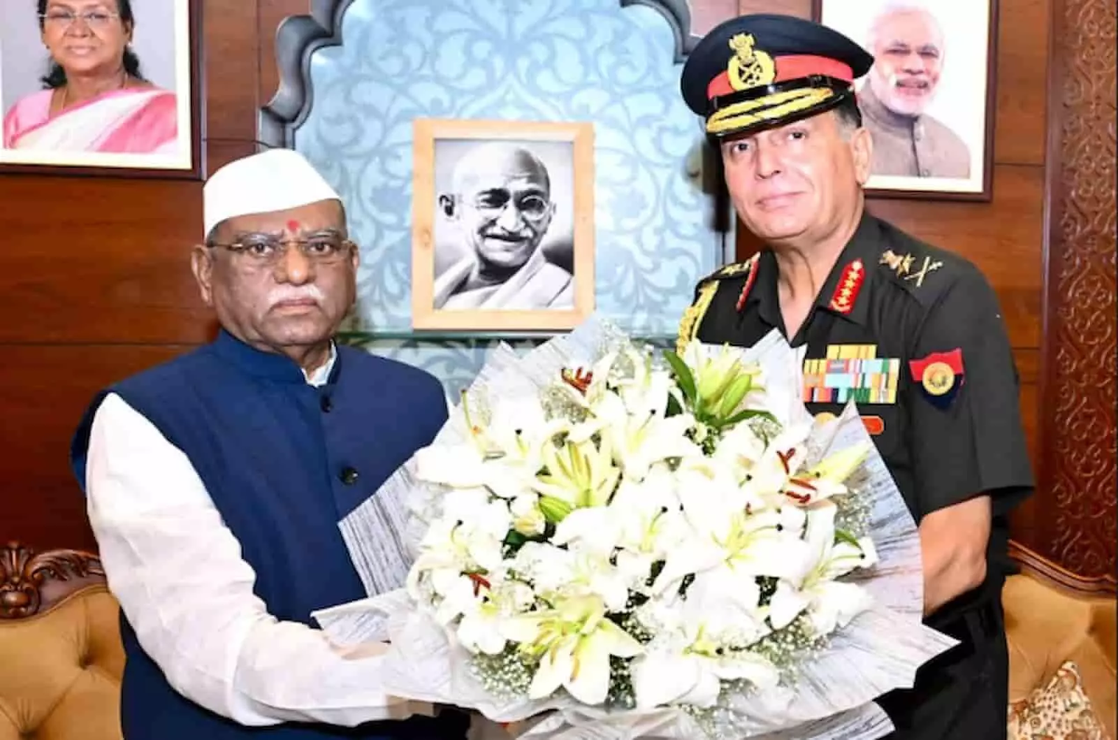 लोकभवन में राज्यपाल हरिभाऊ बागडे और थल सेना प्रमुख जनरल धीरज सेठ शिष्टाचार भेंट करते हुए। लोकभवन में राज्यपाल हरिभाऊ बागडे और थल सेना प्रमुख जनरल धीरज सेठ शिष्टाचार भेंट करते हुए।