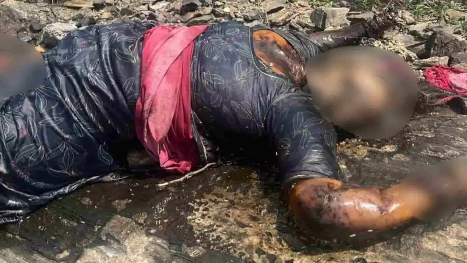 तस्वीर में लूलवा घाटे के पास जमीन पर एक अज्ञात महिला का शव दिखाई दे रहा है। तस्वीर में लूलवा घाटे के पास जमीन पर एक अज्ञात महिला का शव दिखाई दे रहा है।