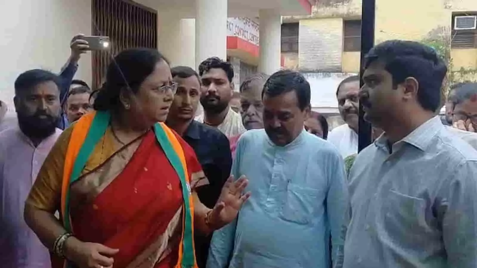 तस्वीर में मंत्री बेबी रानी मौर्य एटा में जिलाधिकारी से बातचीत और असंतोष जताती दिख रही हैं। तस्वीर में मंत्री बेबी रानी मौर्य एटा में जिलाधिकारी से बातचीत और असंतोष जताती दिख रही हैं।