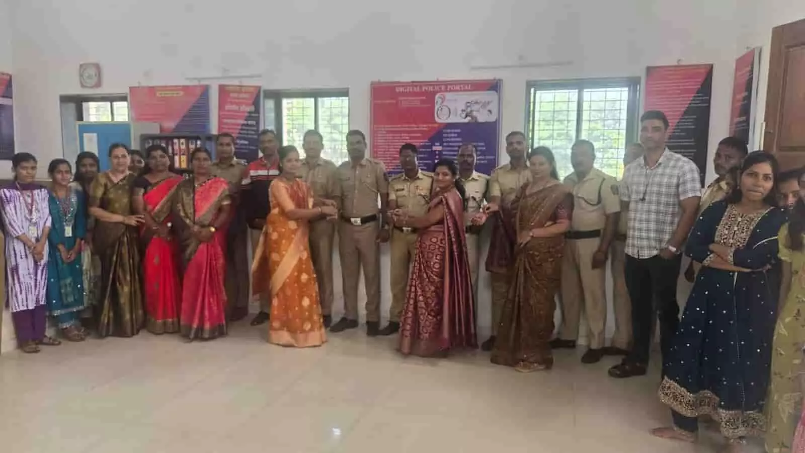 भुदरगढ़ पुलिस स्टेशन में कर्मवीर हिरे महाविद्यालय की छात्राओं द्वारा पुलिस अधिकारियों को राखी बांधने का दृश्य। भुदरगढ़ पुलिस स्टेशन में कर्मवीर हिरे महाविद्यालय की छात्राओं द्वारा पुलिस अधिकारियों को राखी बांधने का दृश्य।