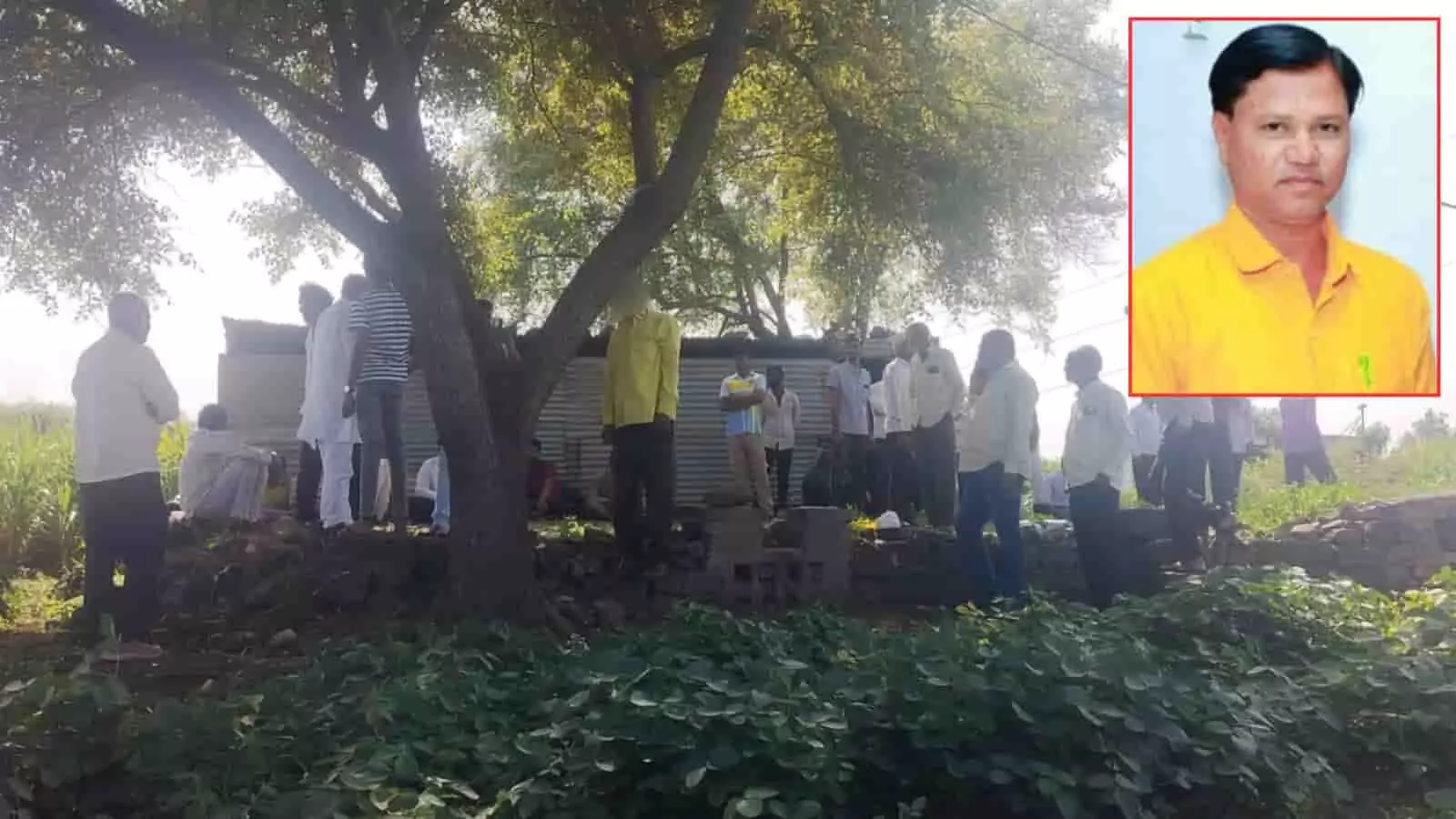 लातूर के हंडरगुली खेत में पेड़ के पास खड़े ग्रामीण और मृतक किसान रामदास बोळेगावे की तस्वीर। लातूर के हंडरगुली खेत में पेड़ के पास खड़े ग्रामीण और मृतक किसान रामदास बोळेगावे की तस्वीर।