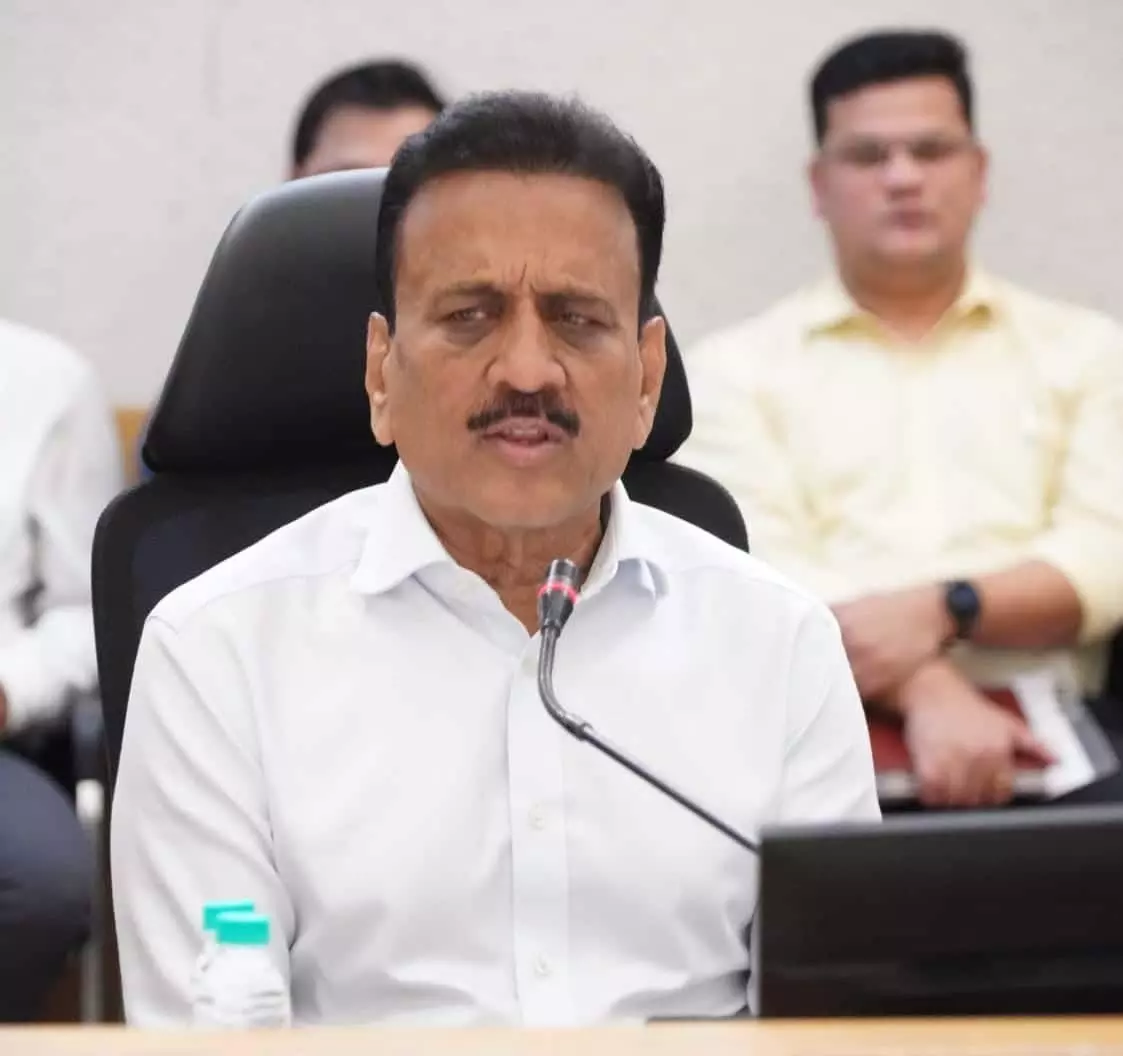 तस्वीर में महाराष्ट्र के आपदा प्रबंधन मंत्री गिरीश महाजन बैठक में बोलते हुए दिख रहे हैं। तस्वीर में महाराष्ट्र के आपदा प्रबंधन मंत्री गिरीश महाजन बैठक में बोलते हुए दिख रहे हैं।