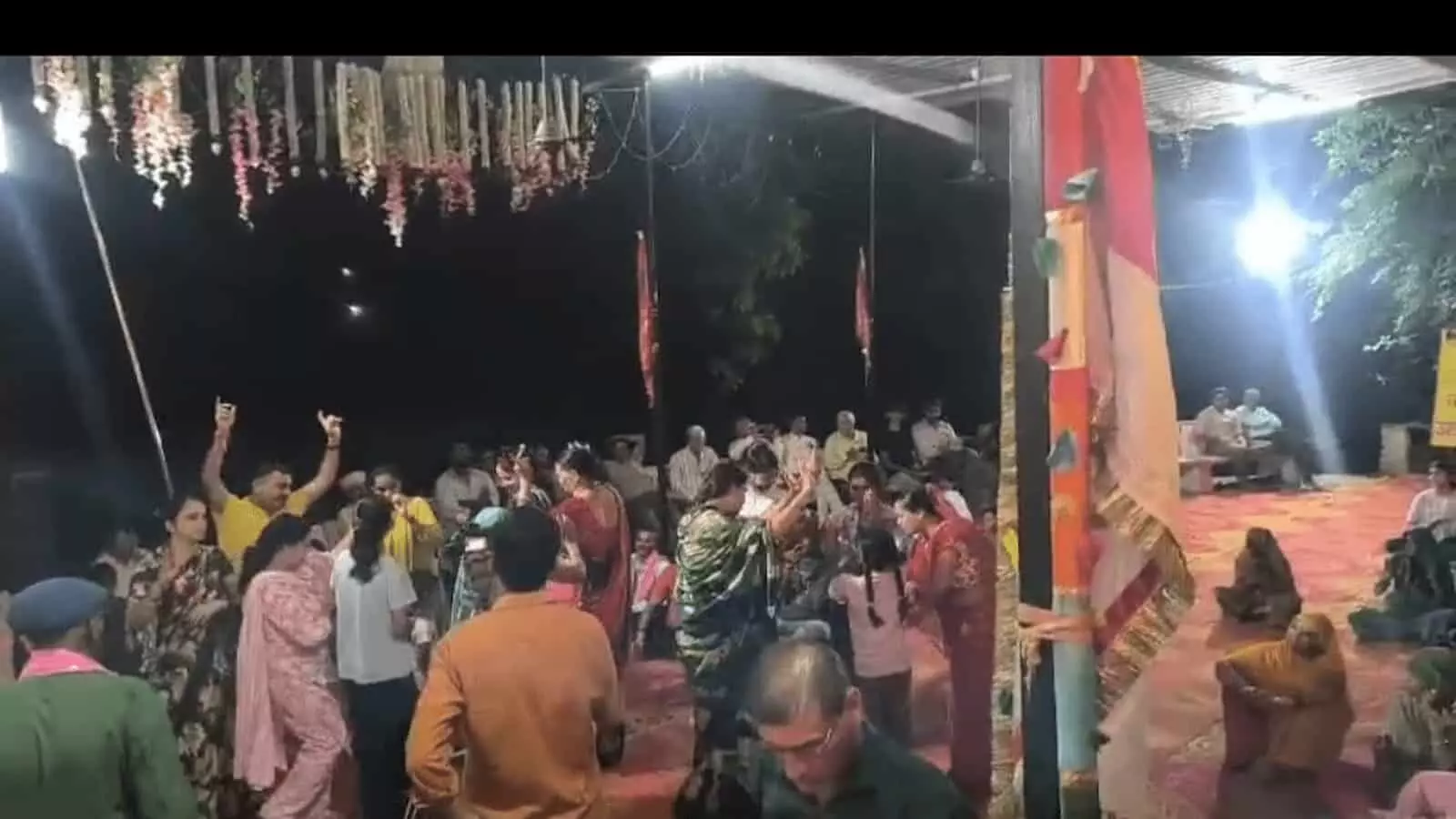तस्वीर में श्री महाकाल धाम कारछा में शिव महापुराण कथा के दौरान बैठे और खड़े श्रद्धालु दिख रहे हैं। तस्वीर में श्री महाकाल धाम कारछा में शिव महापुराण कथा के दौरान बैठे और खड़े श्रद्धालु दिख रहे हैं।