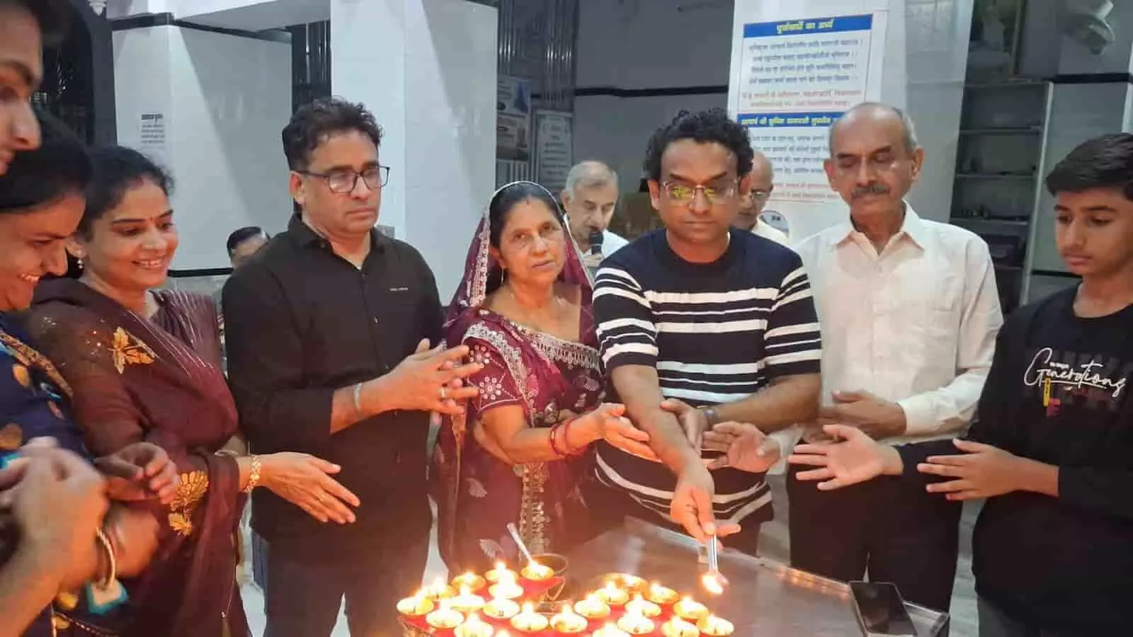 खेरवाड़ा जैन मंदिर में भक्तामर पाठ के दौरान प्रज्वलित 48 दीपों का दृश्य। खेरवाड़ा जैन मंदिर में भक्तामर पाठ के दौरान प्रज्वलित 48 दीपों का दृश्य।