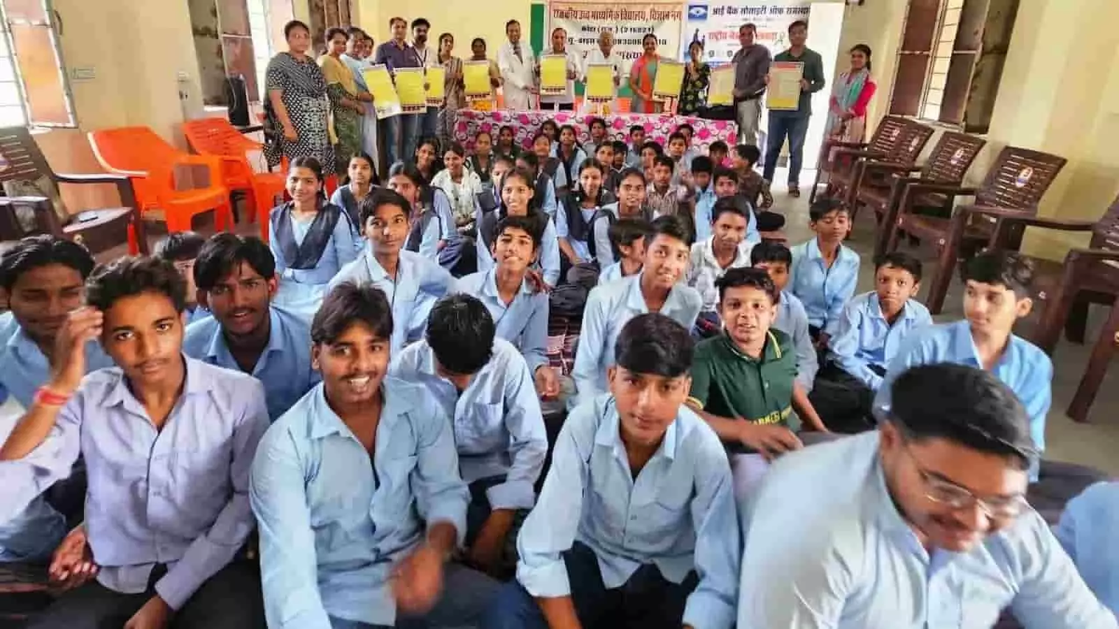 राजकीय उच्च माध्यमिक विद्यालय, विज्ञाननगर में आयोजित नेत्रदान जागरूकता कार्यक्रम में बैठे विद्यार्थी और शिक्षक। राजकीय उच्च माध्यमिक विद्यालय, विज्ञाननगर में आयोजित नेत्रदान जागरूकता कार्यक्रम में बैठे विद्यार्थी और शिक्षक।