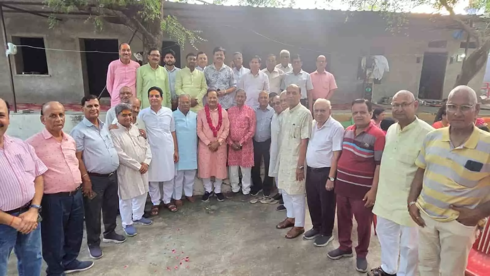 कोटा के चारभुजा मंदिर परिसर में एकत्र हुए लोग और समाज के पदाधिकारी। कोटा के चारभुजा मंदिर परिसर में एकत्र हुए लोग और समाज के पदाधिकारी।