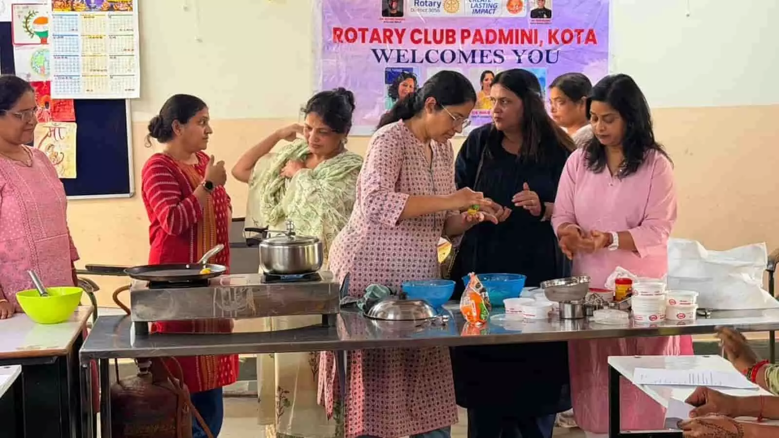 रोटरी क्लब की महिलाएं बालिका गृह कोटा में कुकिंग और बेकिंग का प्रशिक्षण दे रही हैं। रोटरी क्लब की महिलाएं बालिका गृह कोटा में कुकिंग और बेकिंग का प्रशिक्षण दे रही हैं।