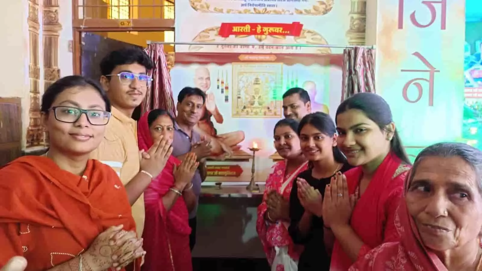 रिद्धि-सिद्धि नगर जिनालय में हाथ जोड़कर खड़े श्रद्धालु जैन धार्मिक आयोजन के दौरान। रिद्धि-सिद्धि नगर जिनालय में हाथ जोड़कर खड़े श्रद्धालु जैन धार्मिक आयोजन के दौरान।