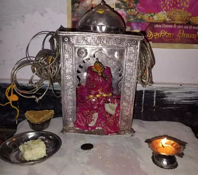 तस्वीर में मगवास गांव में ग्राम देवी की चांदी की मूर्ति और पूजा की सामग्री दिख रही है। तस्वीर में मगवास गांव में ग्राम देवी की चांदी की मूर्ति और पूजा की सामग्री दिख रही है।