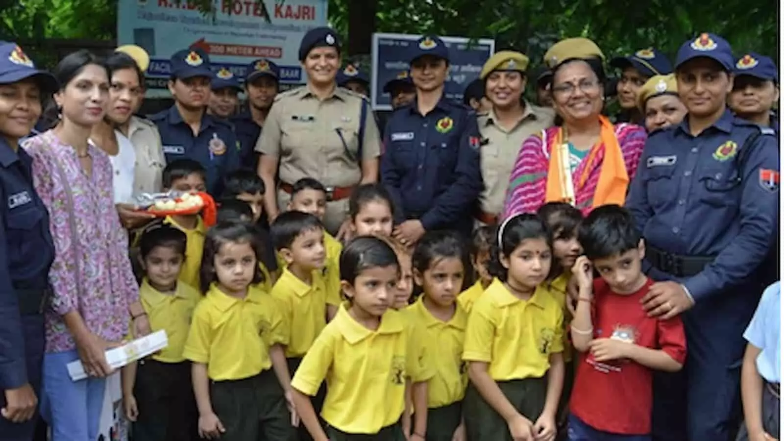 तस्वीर में उदयपुर में पुलिसकर्मियों और स्कूली बच्चों के साथ सड़क सुरक्षा जागरूकता अभियान नजर आ रहा है। तस्वीर में उदयपुर में पुलिसकर्मियों और स्कूली बच्चों के साथ सड़क सुरक्षा जागरूकता अभियान नजर आ रहा है।