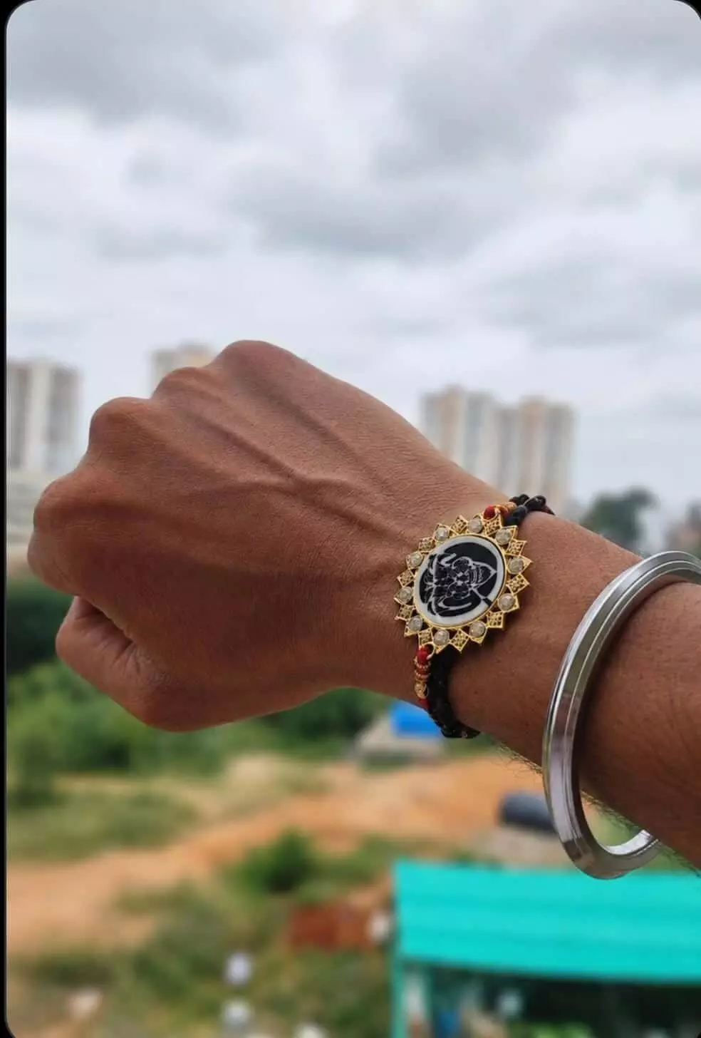 तस्वीर में एक व्यक्ति की कलाई पर खांसार सील वाली विशेष राखी बंधी हुई दिखाई दे रही है। तस्वीर में एक व्यक्ति की कलाई पर खांसार सील वाली विशेष राखी बंधी हुई दिखाई दे रही है।