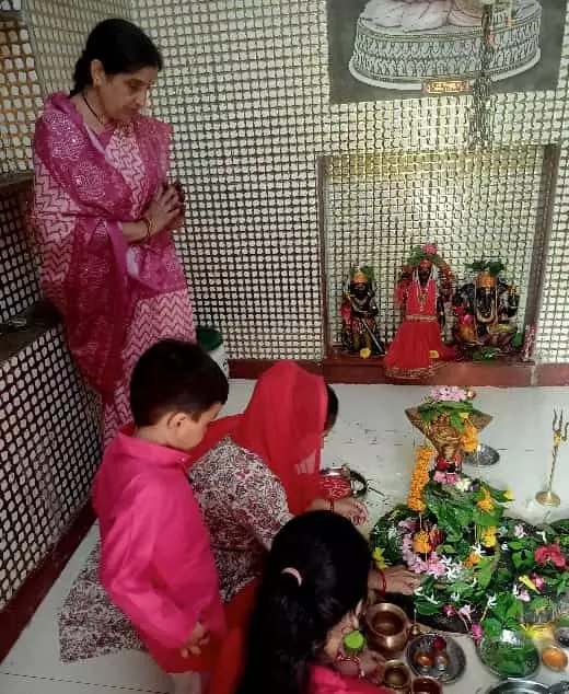 तस्वीर में सिद्धेश्वर महादेव मंदिर में पूजा-अर्चना करते हुए श्रद्धालु नजर आ रहे हैं। तस्वीर में सिद्धेश्वर महादेव मंदिर में पूजा-अर्चना करते हुए श्रद्धालु नजर आ रहे हैं।