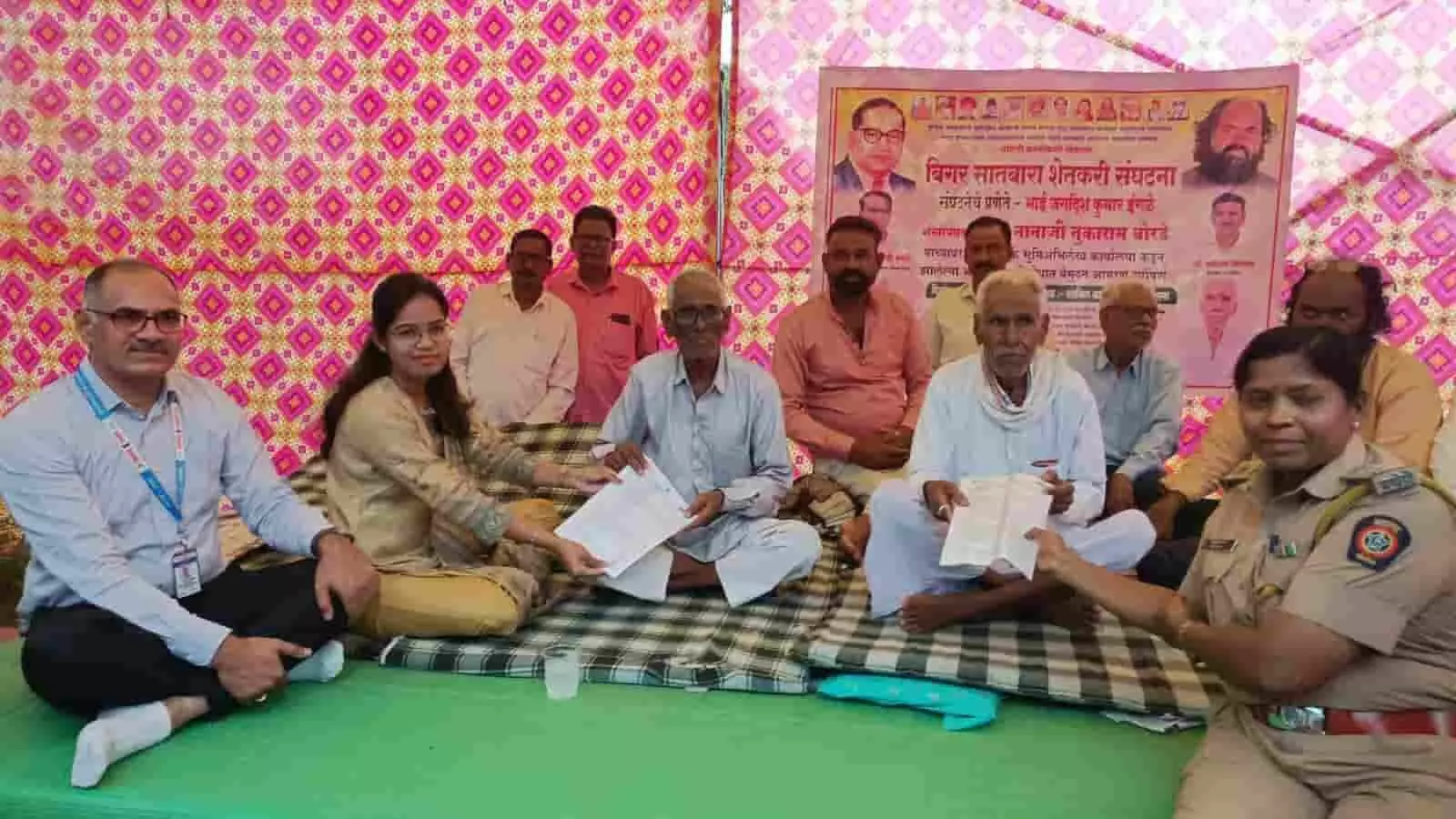 कोरपना तहसील कार्यालय के सामने किसानों को दस्तावेज सौंपते अधिकारी और पुलिसकर्मी। कोरपना तहसील कार्यालय के सामने किसानों को दस्तावेज सौंपते अधिकारी और पुलिसकर्मी।