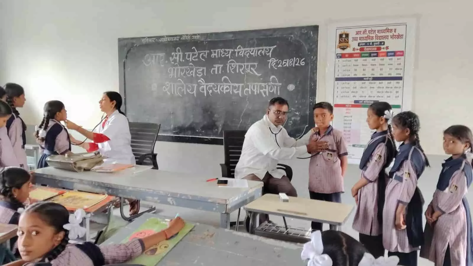 तस्वीर में डॉक्टर भोरखेडा विद्यालय में छात्रों की स्वास्थ्य जांच कर रहे हैं। तस्वीर में डॉक्टर भोरखेडा विद्यालय में छात्रों की स्वास्थ्य जांच कर रहे हैं।