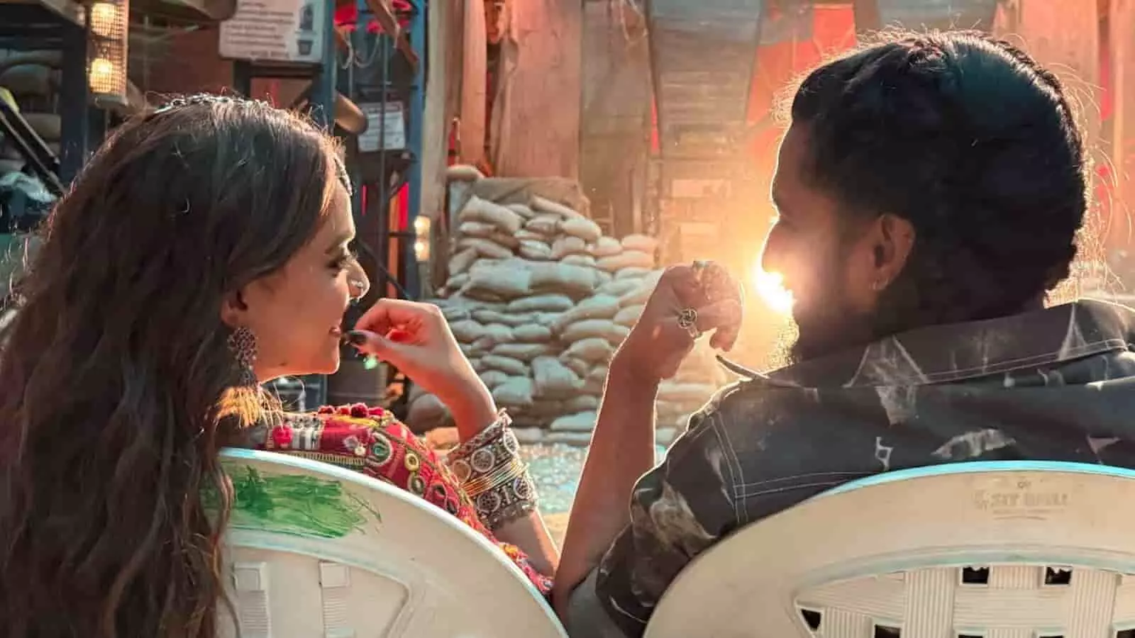 तस्वीर में कीर्ति सुरेश और नानी शूटिंग सेट पर कुर्सियों पर बैठे नजर आ रहे हैं। तस्वीर में कीर्ति सुरेश और नानी शूटिंग सेट पर कुर्सियों पर बैठे नजर आ रहे हैं।