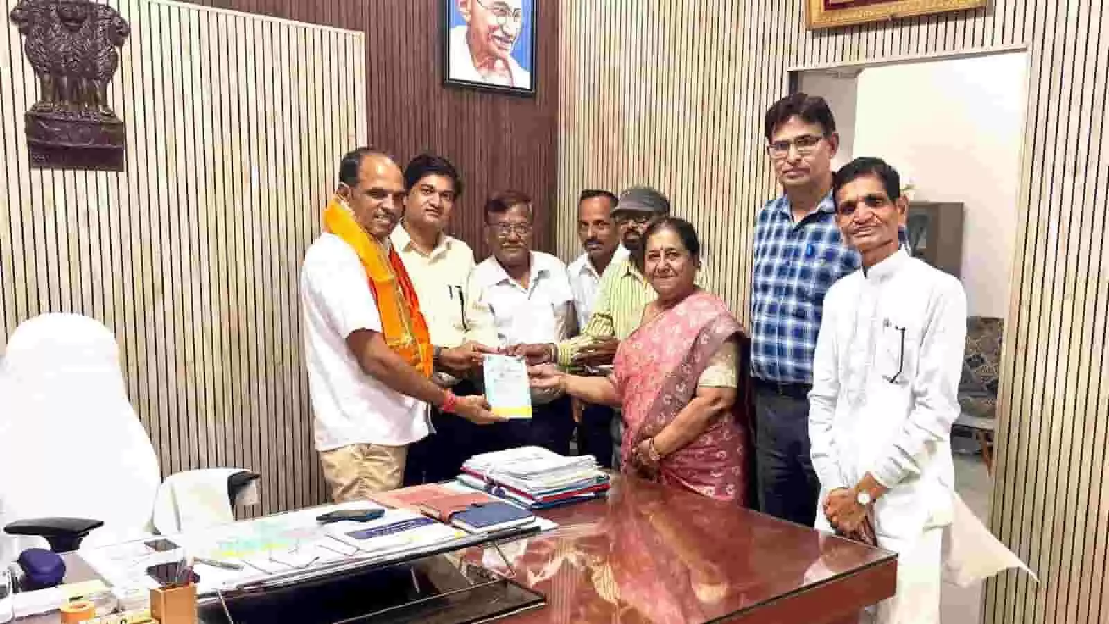 साकेत साहित्य संस्थान के सदस्यों द्वारा जिला कार्यालय में अधिकारियों का स्वागत किया जा रहा है। साकेत साहित्य संस्थान के सदस्यों द्वारा जिला कार्यालय में अधिकारियों का स्वागत किया जा रहा है।