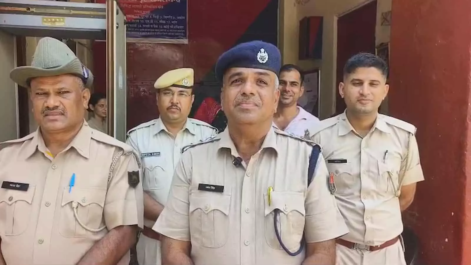 तस्वीर में राजसमंद जिला कारागृह के डिप्टी जेलर भंवर सिंह और अन्य पुलिसकर्मी कारागृह परिसर में खड़े दिखाई दे रहे हैं। तस्वीर में राजसमंद जिला कारागृह के डिप्टी जेलर भंवर सिंह और अन्य पुलिसकर्मी कारागृह परिसर में खड़े दिखाई दे रहे हैं।