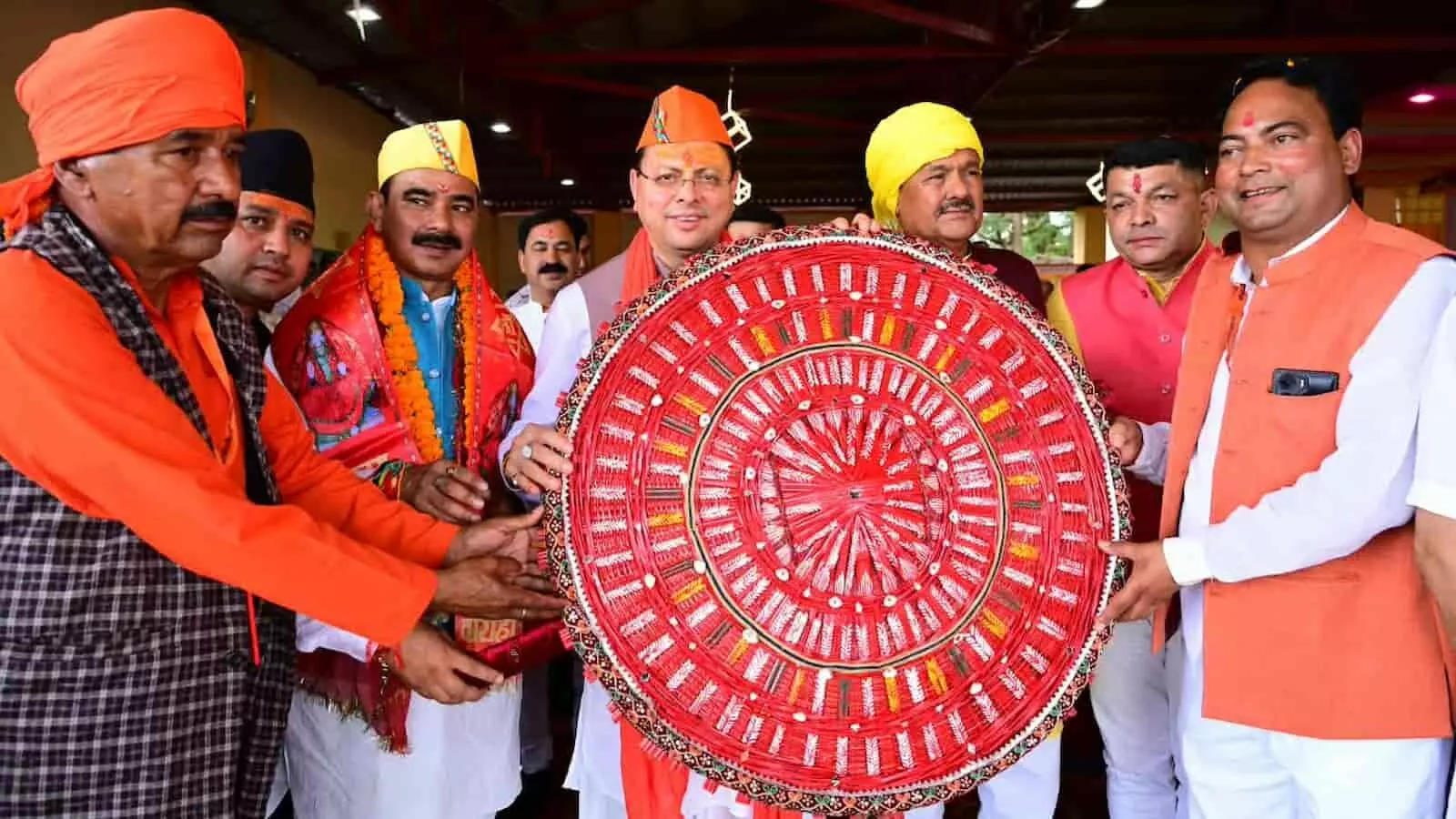 मुख्यमंत्री पुष्कर सिंह धामी और अन्य लोग देवीधुरा मेले में पारंपरिक ढाल पकड़े हुए हैं। मुख्यमंत्री पुष्कर सिंह धामी और अन्य लोग देवीधुरा मेले में पारंपरिक ढाल पकड़े हुए हैं।