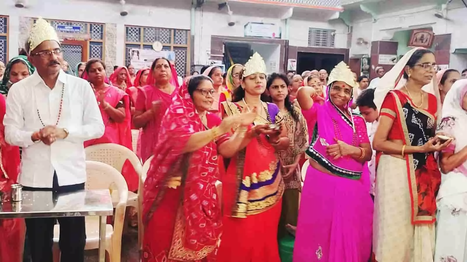कांच के मंदिर में पूजा करते हुए समाजजन भगवान श्रेयांस नाथ निर्वाण महोत्सव में। कांच के मंदिर में पूजा करते हुए समाजजन भगवान श्रेयांस नाथ निर्वाण महोत्सव में।