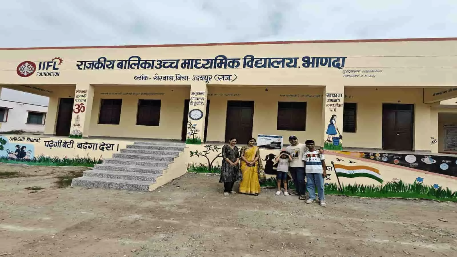 राजकीय बालिका उच्च माध्यमिक विद्यालय भाणदा के सामने खड़े लोग और प्रिंटर। राजकीय बालिका उच्च माध्यमिक विद्यालय भाणदा के सामने खड़े लोग और प्रिंटर।