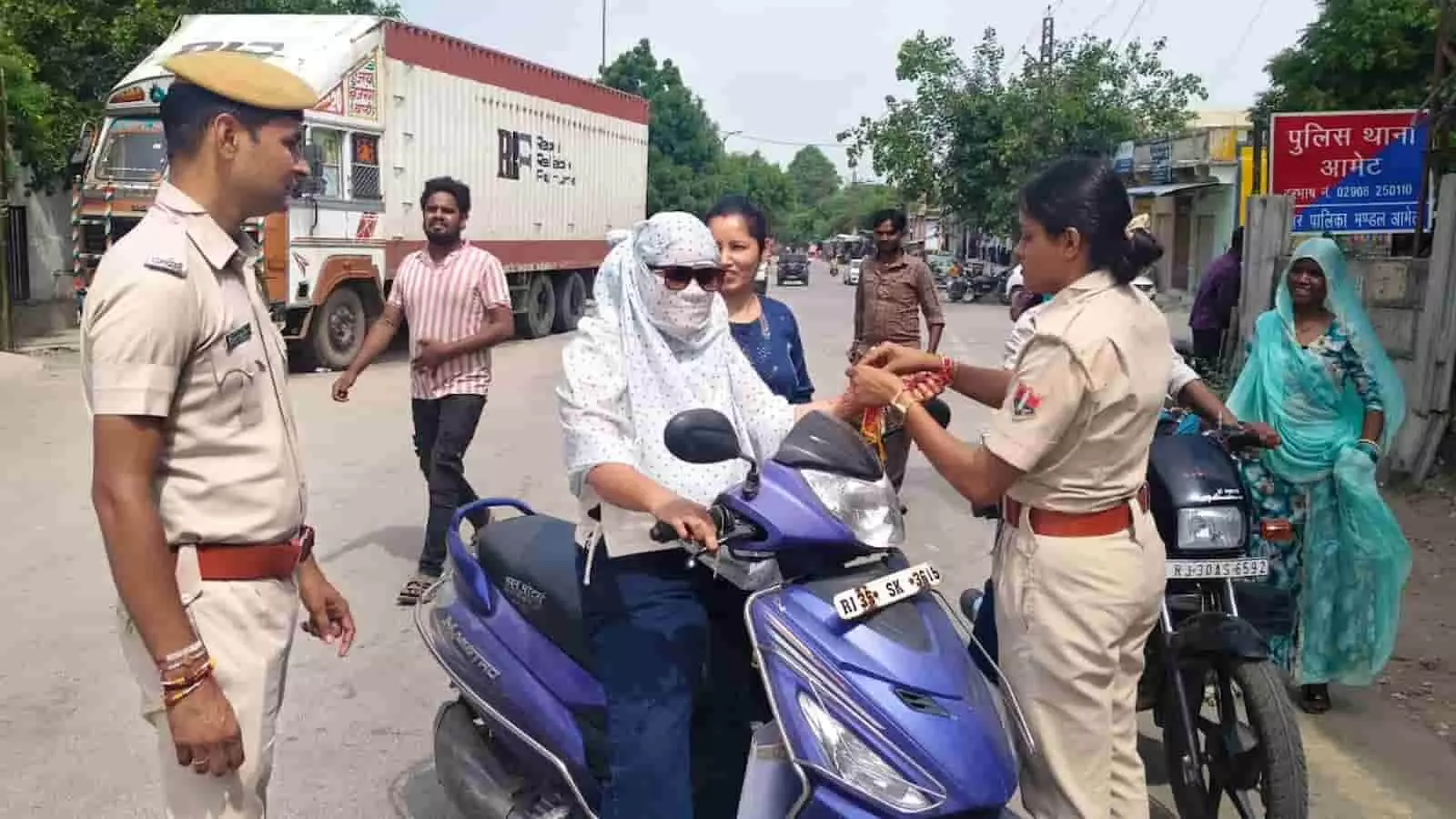 तस्वीर में महिला पुलिसकर्मी आमेट थाना परिसर के सामने वाहन चालक को रक्षा सूत्र बांध रही है। तस्वीर में महिला पुलिसकर्मी आमेट थाना परिसर के सामने वाहन चालक को रक्षा सूत्र बांध रही है।