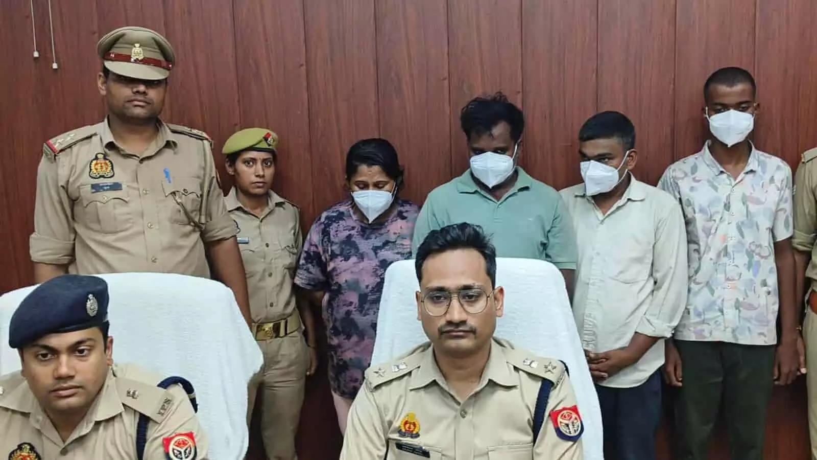 पुलिसकर्मी आरोपियों को हिरासत में लेकर चंदौली में कार्रवाई करते दिख रहे हैं। पुलिसकर्मी आरोपियों को हिरासत में लेकर चंदौली में कार्रवाई करते दिख रहे हैं।