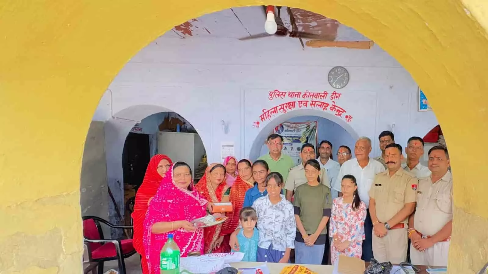 तस्वीर में डीग कोतवाली परिसर में रक्षाबंधन के अवसर पर महिलाएं और पुलिसकर्मी दिखाई दे रहे हैं। तस्वीर में डीग कोतवाली परिसर में रक्षाबंधन के अवसर पर महिलाएं और पुलिसकर्मी दिखाई दे रहे हैं।