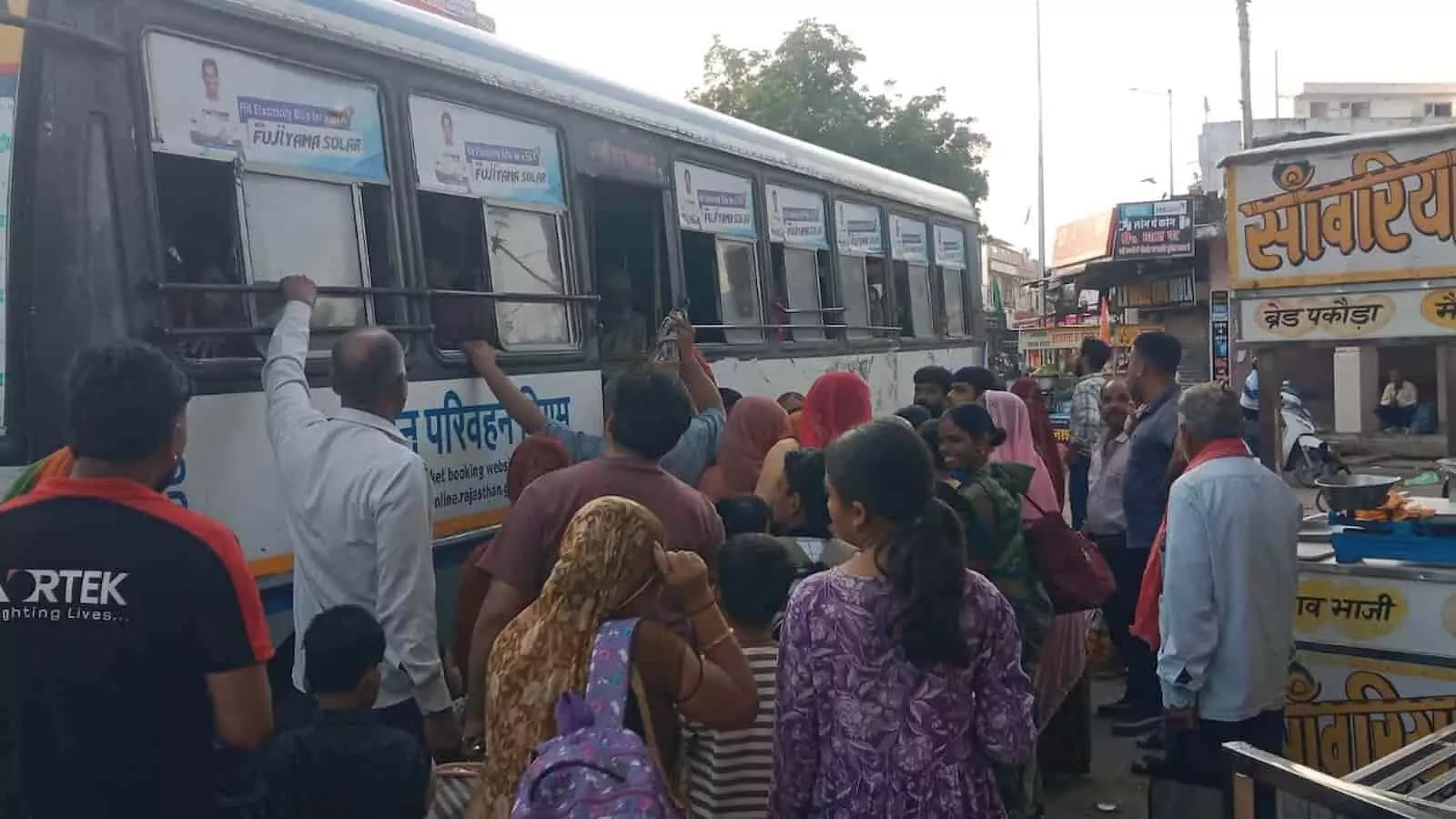 तस्वीर में आकोला बस स्टैंड पर रोडवेज बस में चढ़ती महिलाओं और लोगों की भीड़ दिख रही है। तस्वीर में आकोला बस स्टैंड पर रोडवेज बस में चढ़ती महिलाओं और लोगों की भीड़ दिख रही है।