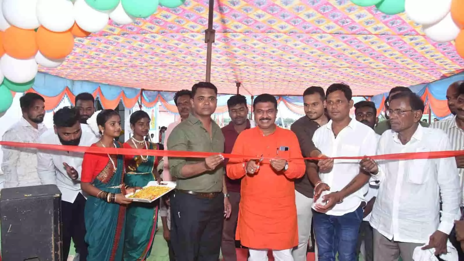 विधायक देवराव भोंगले और स्थानीय नागरिक वनसडी में परियोजना का उद्घाटन करते हुए। विधायक देवराव भोंगले और स्थानीय नागरिक वनसडी में परियोजना का उद्घाटन करते हुए।