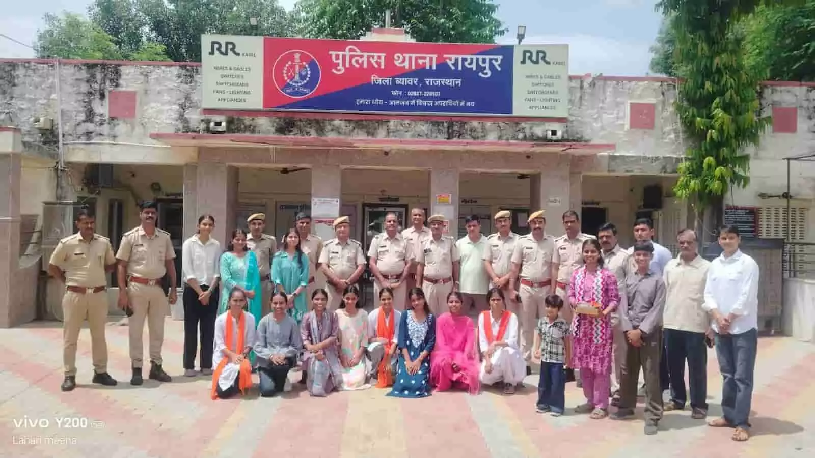 रायपुर पुलिस थाने के बाहर पुलिसकर्मी और महिलाएं ‘रक्षा का वचन’ कार्यक्रम के तहत खड़े हैं। रायपुर पुलिस थाने के बाहर पुलिसकर्मी और महिलाएं ‘रक्षा का वचन’ कार्यक्रम के तहत खड़े हैं।
