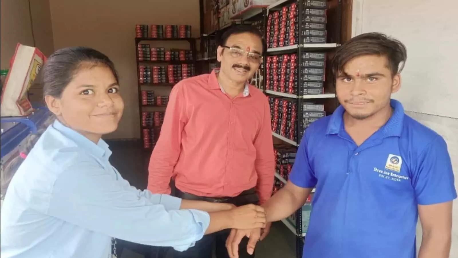 तस्वीर में एक युवती युवक की कलाई पर वोट राखी बांधते हुए नगर निकाय चुनाव के लिए जागरूक कर रही है। तस्वीर में एक युवती युवक की कलाई पर वोट राखी बांधते हुए नगर निकाय चुनाव के लिए जागरूक कर रही है।