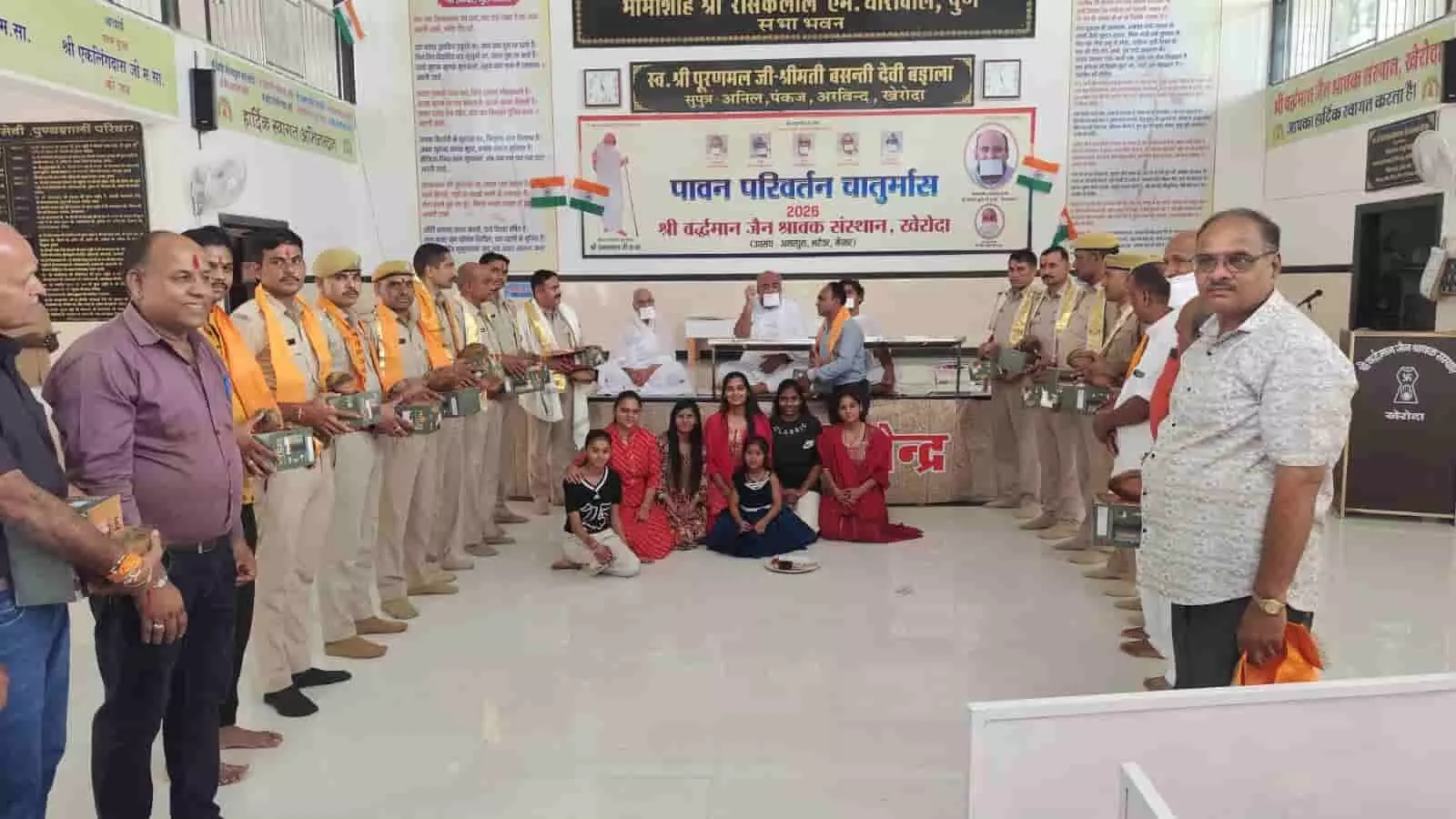 जैन स्थानक भवन में संत सानिध्य के दौरान पुलिसकर्मियों को सम्मानित करते लोग। जैन स्थानक भवन में संत सानिध्य के दौरान पुलिसकर्मियों को सम्मानित करते लोग।