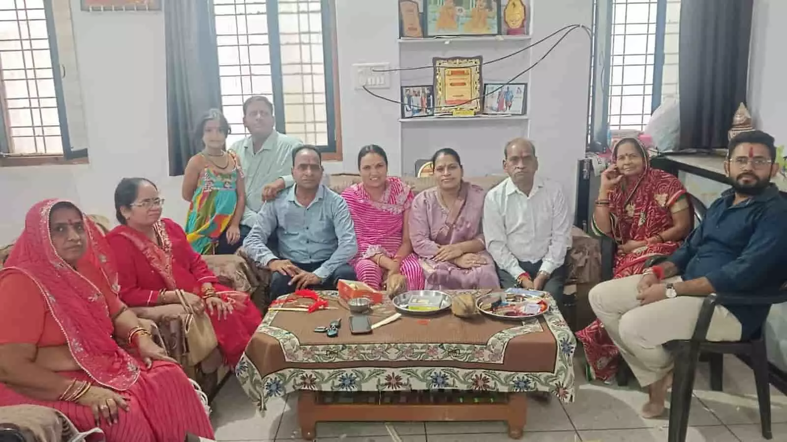 तस्वीर में खेरोदा के एक घर में रक्षाबंधन पर उत्सव मनाते हुए परिवार के सदस्य नजर आ रहे हैं। तस्वीर में खेरोदा के एक घर में रक्षाबंधन पर उत्सव मनाते हुए परिवार के सदस्य नजर आ रहे हैं।