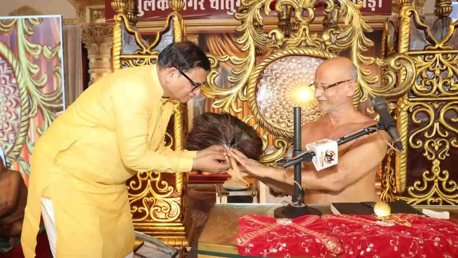 तस्वीर में एक श्रद्धालु आचार्य पुलकसागर महाराज को रक्षासूत्र बांधते हुए नजर आ रहे हैं। तस्वीर में एक श्रद्धालु आचार्य पुलकसागर महाराज को रक्षासूत्र बांधते हुए नजर आ रहे हैं।